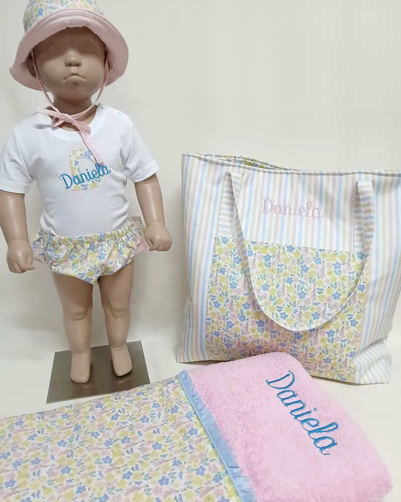 Conjunto personalizado de toalla, capazo y accesorios bordados con nombre